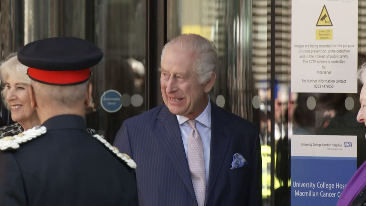 Carlos III reaparece en público visitando un centro contra el cáncer