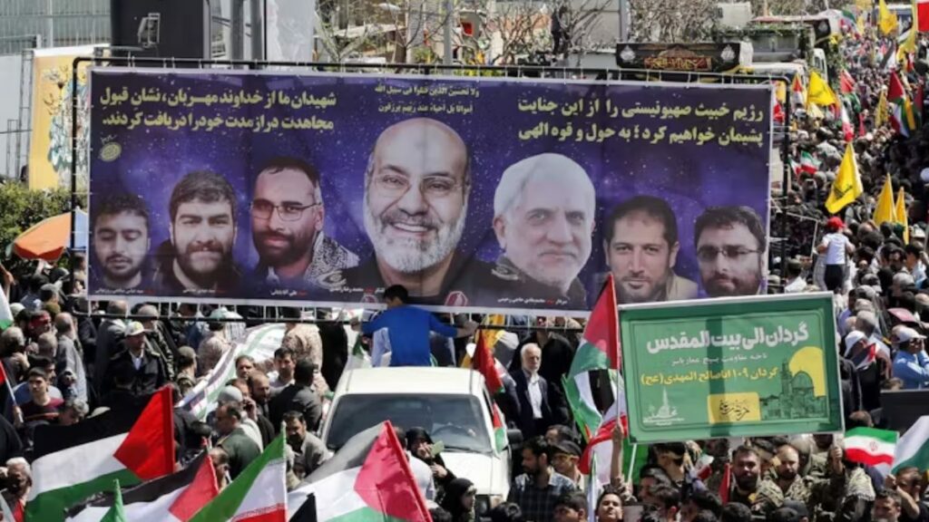 Una gran pancarta que muestra a siete miembros del Cuerpo de la Guardia Revolucionaria Islámica que murieron en un ataque aéreo en Siria, durante su ceremonia fúnebre en Teherán, Irán