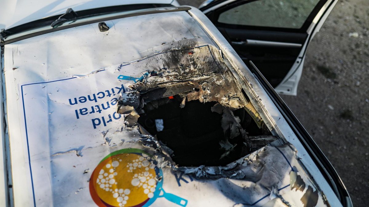 Un automóvil destruido de la ONG World Central Kitchen (WCK) en el sur de la Franja de Gaza
