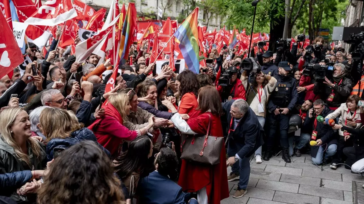 Concentración en la calle de Ferraz en apoyo a Pedro Sánchez, a 27 de abril de 2024