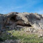 La Cueva del Arco, situada en el paraje de Los Almadenes en la localidad de Cieza (Murcia), se ha convertido en sitio de referencia para el estudio del mundo neandertal del sureste peninsular