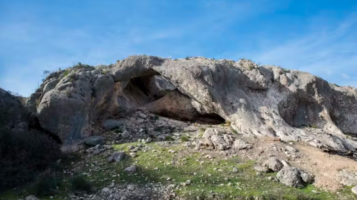 La Cueva del Arco, situada en el paraje de Los Almadenes en la localidad de Cieza (Murcia), se ha convertido en sitio de referencia para el estudio del mundo neandertal del sureste peninsular