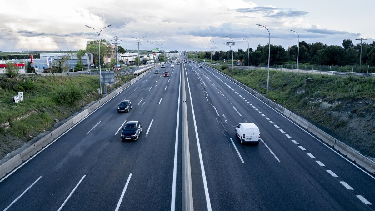 Confusión entre los conductores: llegan los "dientes de dragón" y las líneas de borde quebradas a las carreteras de España