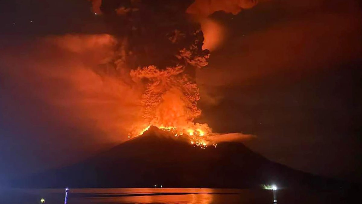 Erupción del volcán Ruang