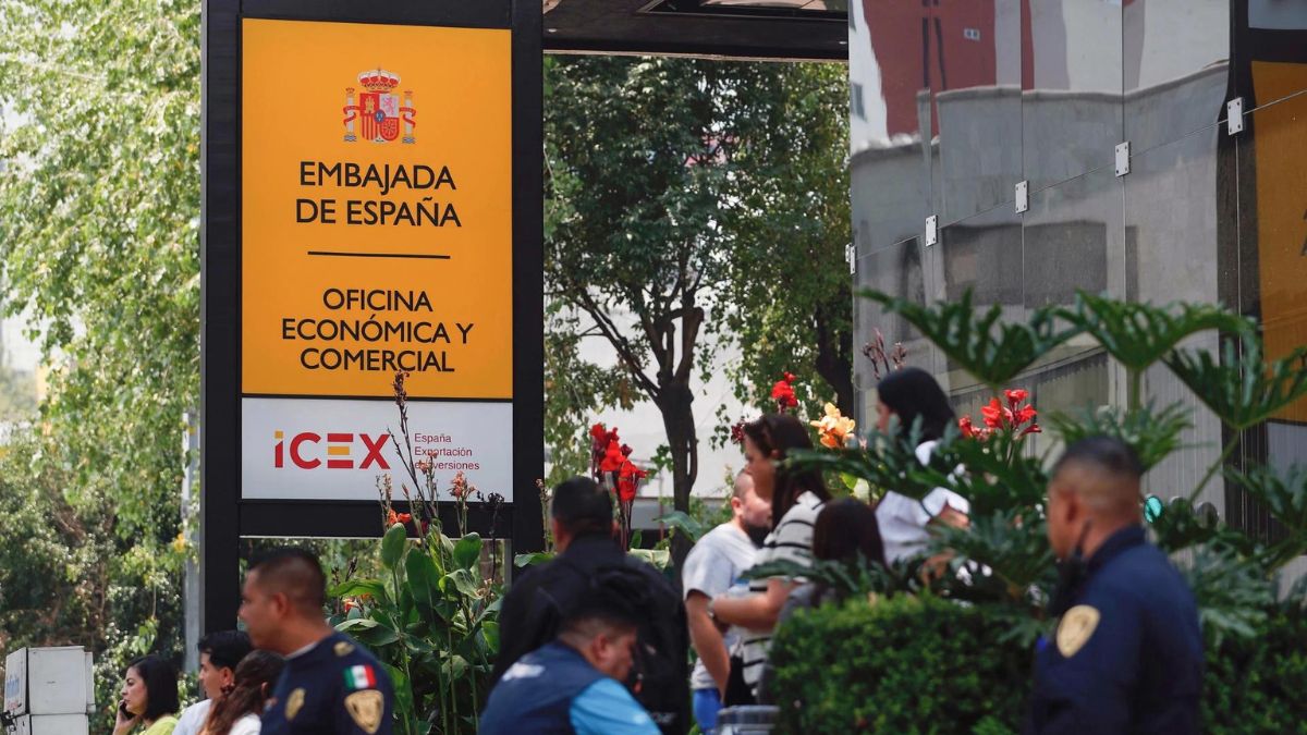 Personas vistas a las afueras de la sede administrativa de la embajada de España, este martes en Ciudad de México (México)