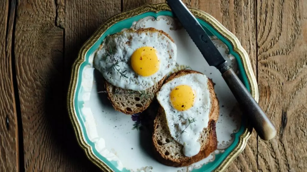 Olvídate de hacer los huevos fritos en la sartén: la nueva forma de cocinarlos que está de moda