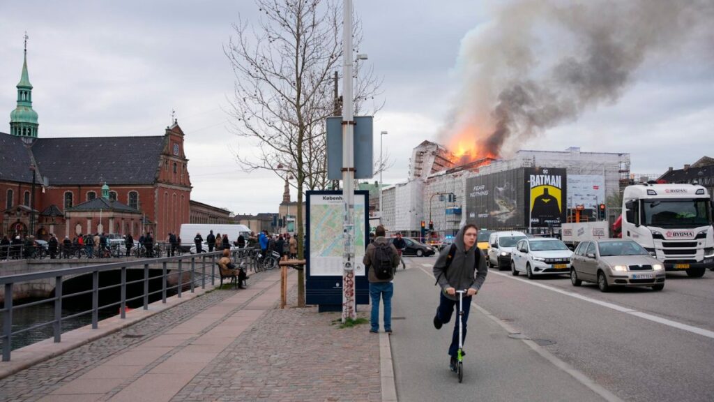 Un incendio arrasa la antigua Bolsa de Copenhague