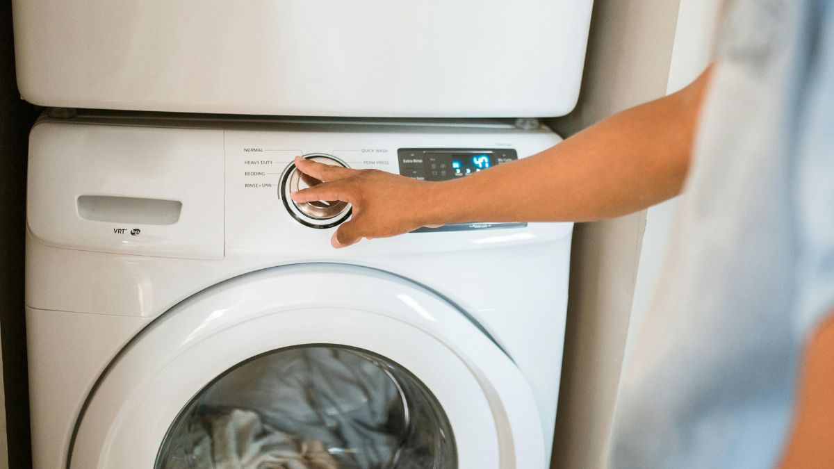 El botón que nadie usa en la lavadora: la ropa sale más limpia