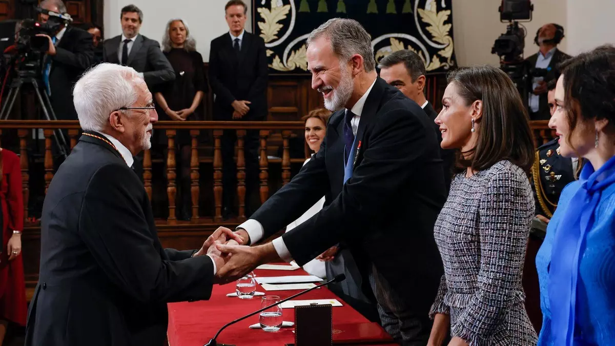 El rey de España, Felipe VI, entrega el Premio Cervantes 2023 al escritor español Luis Mateo Díez (i) en presencia de la reina Letizia (2d)
