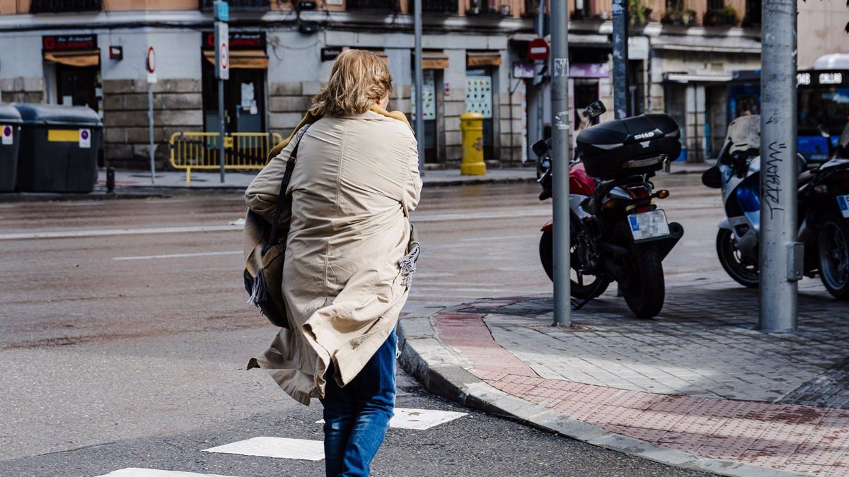 Una mujer con el pelo y la chaqueta movidos por el viento, a 2 de noviembre de 2023, en Madrid