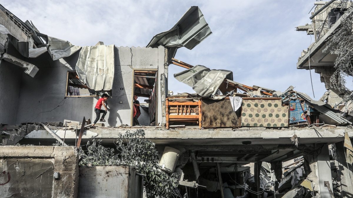 Niños juegan en un edificio destruido en Rafah