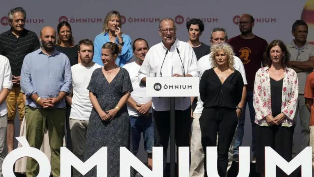 Òmnium se convierte en la 'policía del catalán' en el deporte: 