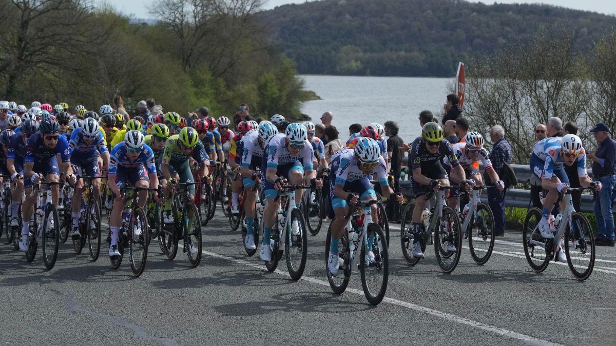 Grave caída en la Vuelta al País Vasco: Vingegaard, Roglic y Evenepoel entre los principales implicados