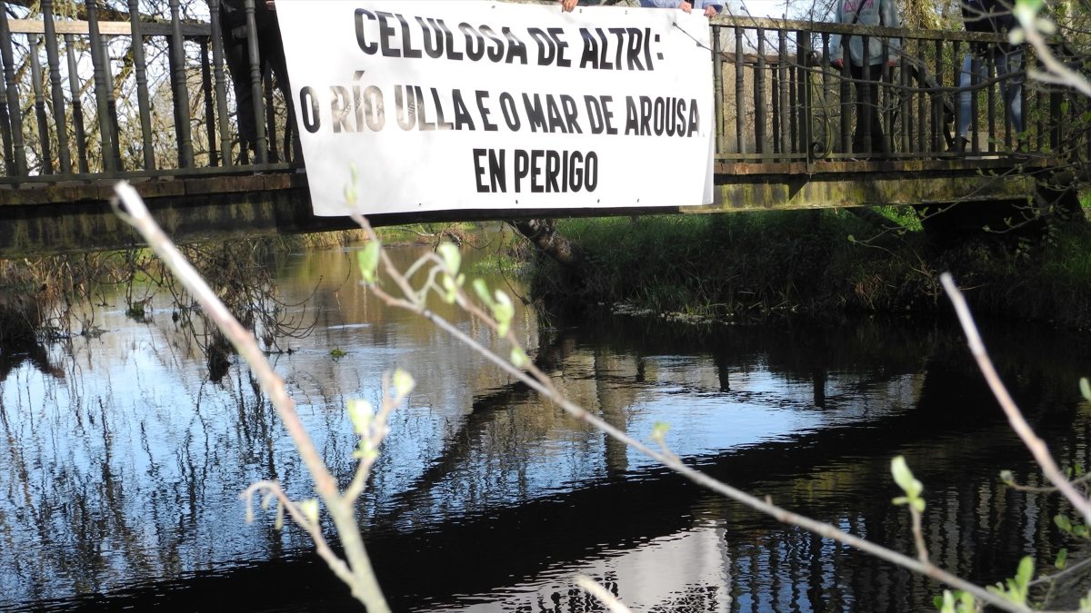 Pancarta en contra de Altri en un puente sonbre el río Ulla a su paso por Monterroso (Lugo)