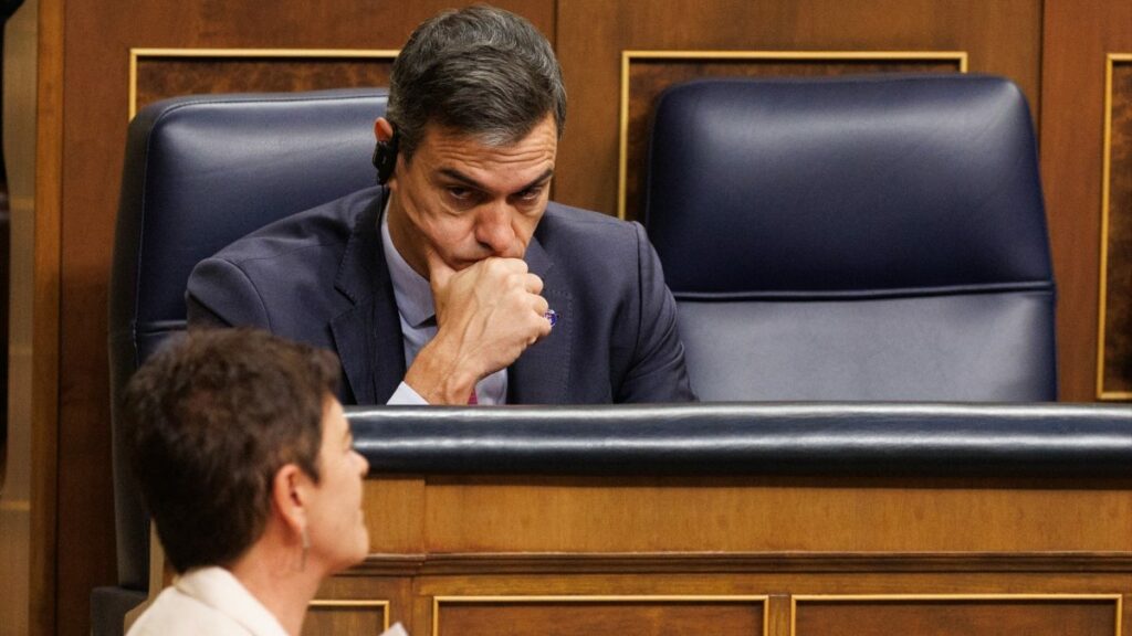 Sánchez agranda la incertidumbre de los inversores sobre España: “Es insólito y se desprestigia”