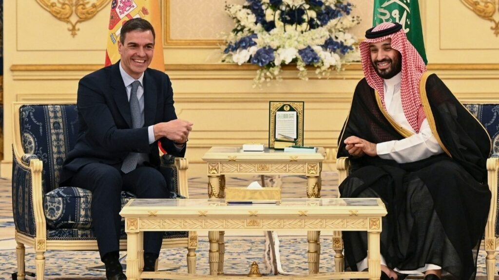La reverencia de Pedro Sánchez al príncipe de Arabia Saudí que siempre niega al rey Felipe VI