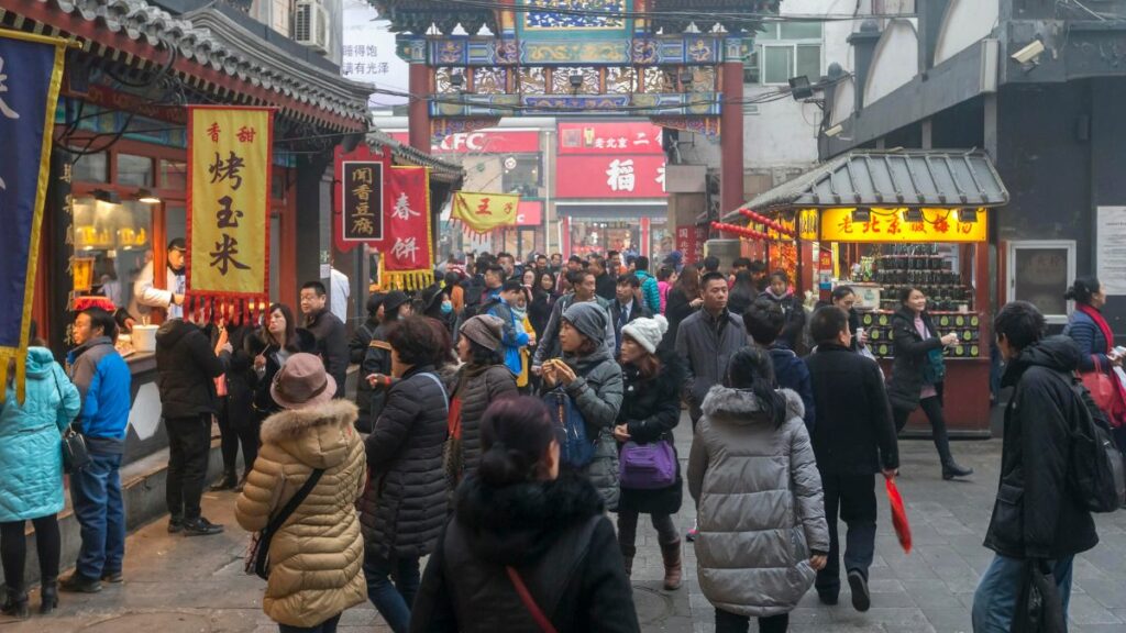 Personas paseando en una calle de Pekín (China).