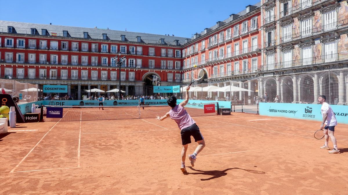 Así es la pista de tierra batida que ha instalado el Mutua Madrid Open en la Plaza Mayor para los aficionados