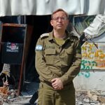 Roni Kaplan, capitán y portavoz del Ejército israelí, en el kibutz Nir Oz