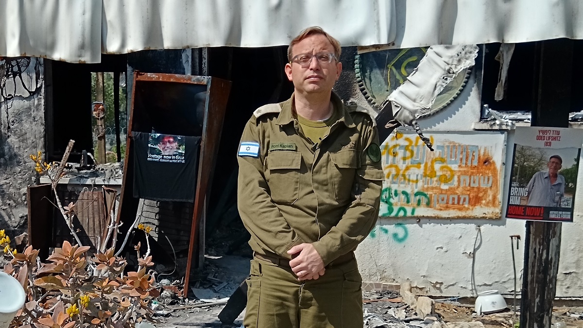 Roni Kaplan, capitán y portavoz del Ejército israelí, en el kibutz Nir Oz