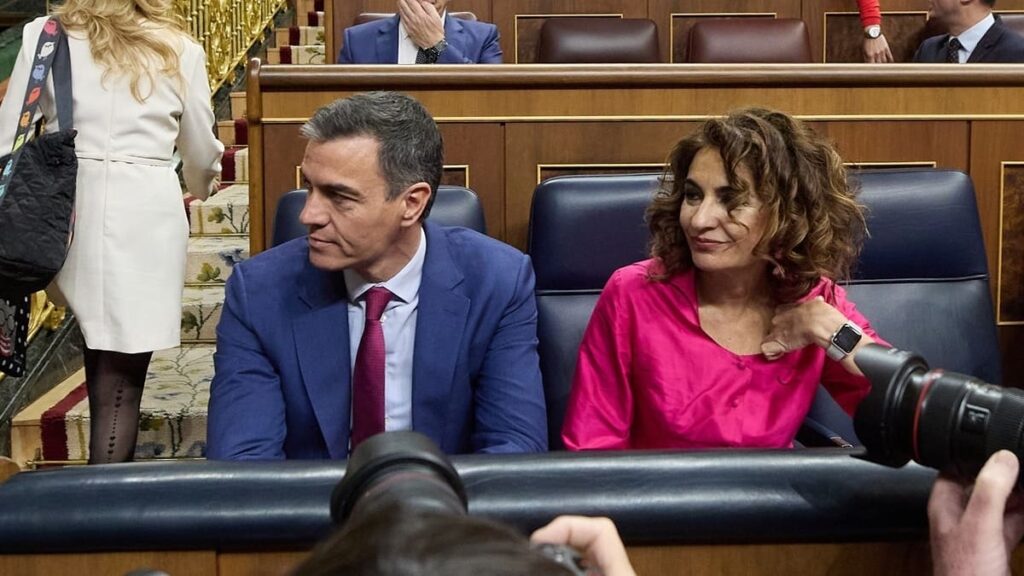 Sánchez sorprende a un PSOE que contiene el aliento hasta saber si dimite o aguantará otras elecciones