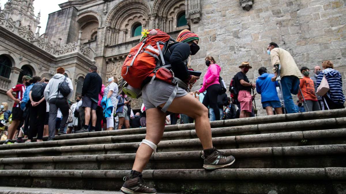 Santiago prepara una tasa para sacar partido al turismo vip y a la ‘invasión’ de mochileros