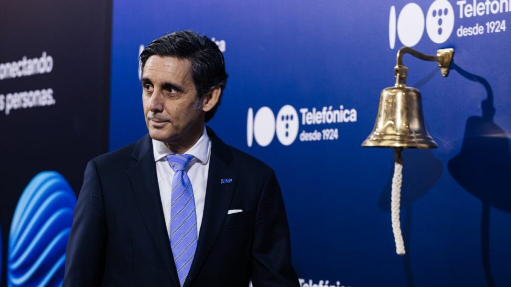 Telefónica conmemora sus 100 años de historia con el tradicional toque de campana en la Bolsa de Madrid