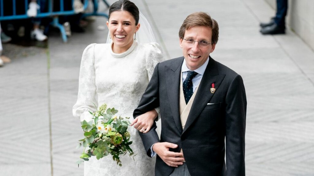 El vestido de novia de Teresa Urquijo y los inesperados detalles del look de Martínez-Almeida en su boda