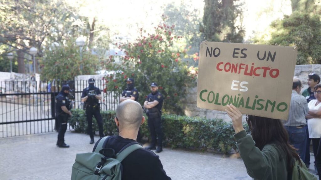 Universidad de Valencia suspende la actividad en la Facultad de Filosofía tras un encierro de estudiantes de la Acampada por Palestina