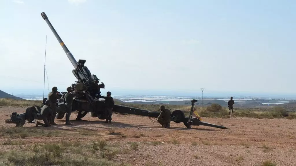 El Ejército despliega una unidad de artillería en el sur de España para defender 