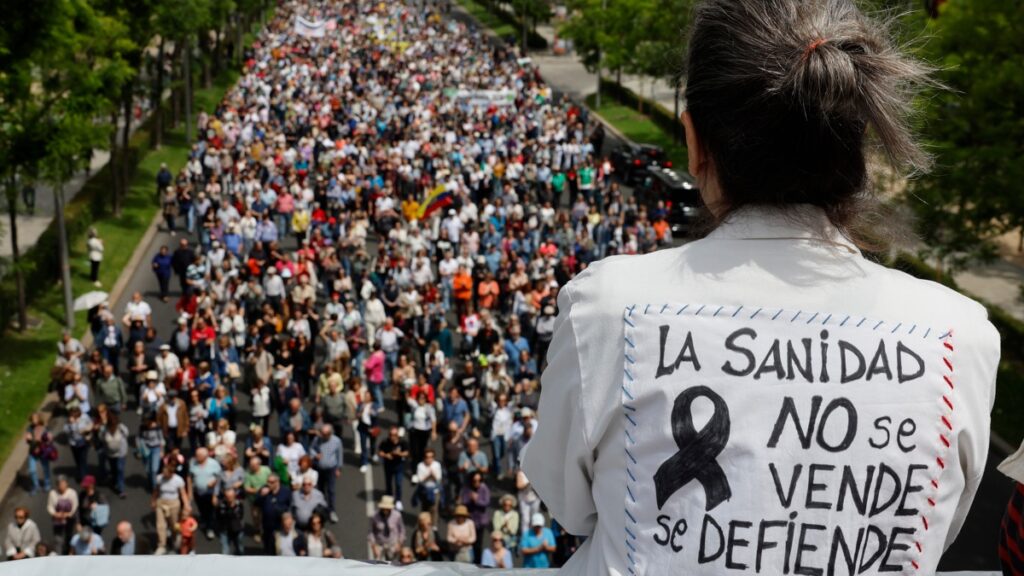 La 'marea blanca' alentada por la izquierda contra Ayuso se da un nuevo batacazo en una manifestación en Madrid