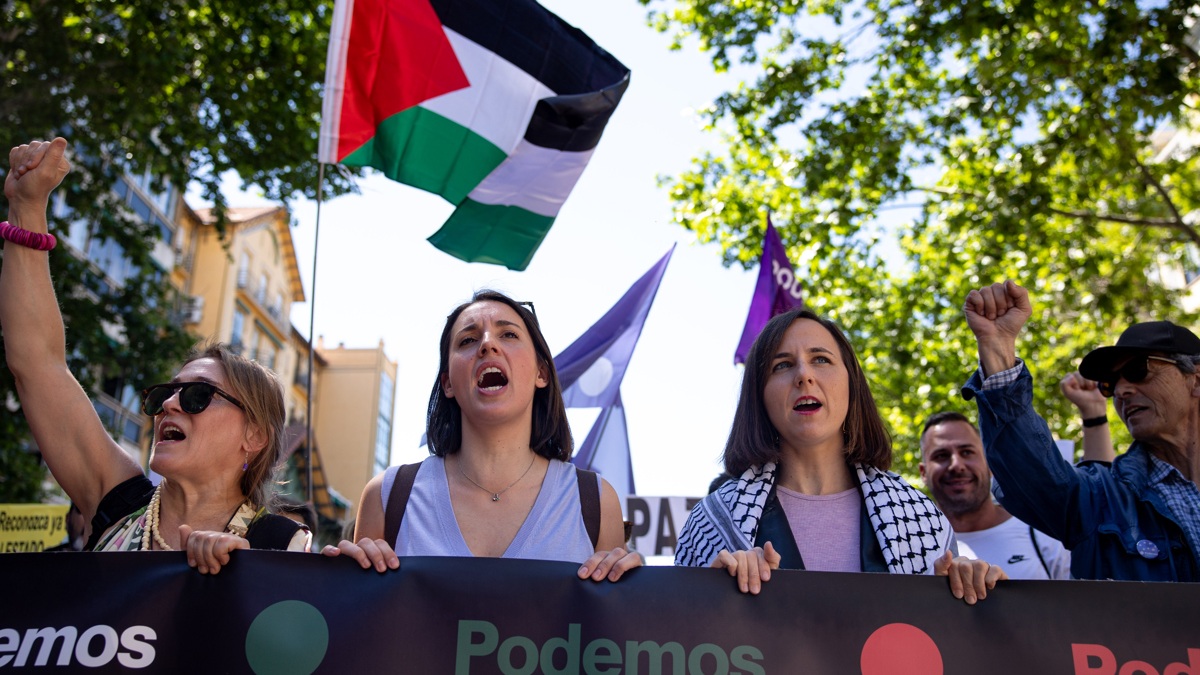 La candidata de Podemos a las elecciones europeas, Irene Montero (2I) y la diputada de Podemos Ione Belarra asisten a la manifestación en Madrid.