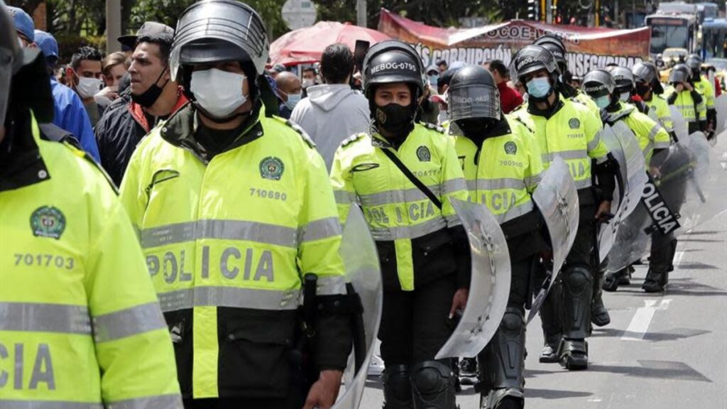 La Policía colombiana detiene a un hombre que vendía vídeos suyos abusando de niñas