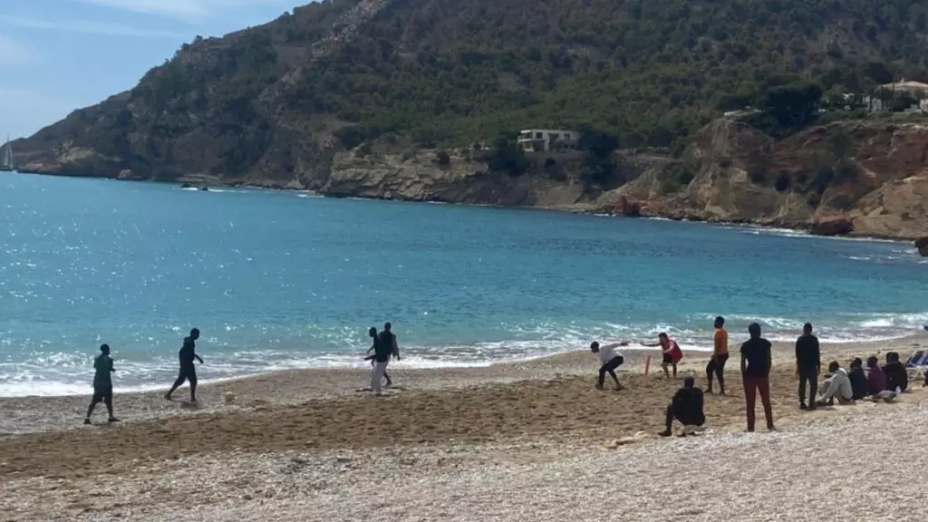 Inmigrantes varados en el hotel Europa: fútbol en la playa, temor a la espantada del turismo y un brote de tuberculosis