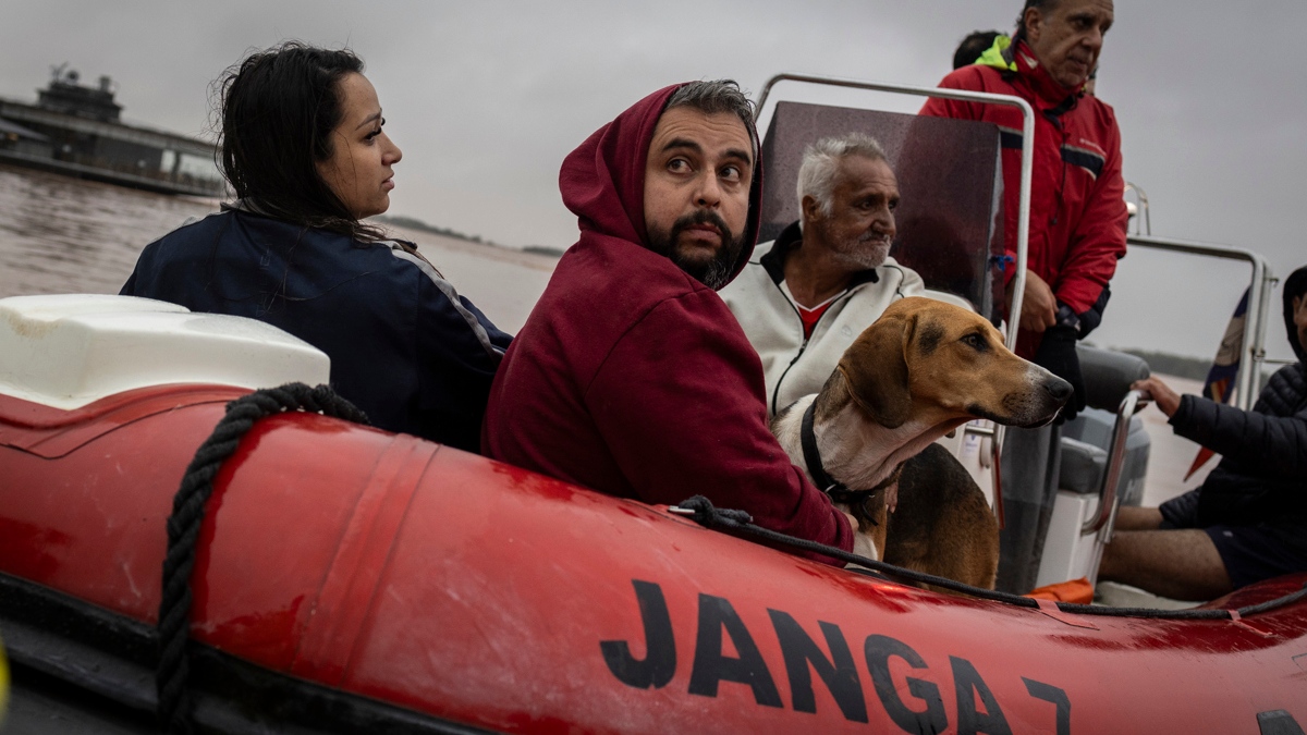 Habitantes de las islas costeras del lago Guaíba son rescatados por el ejército brasileño.