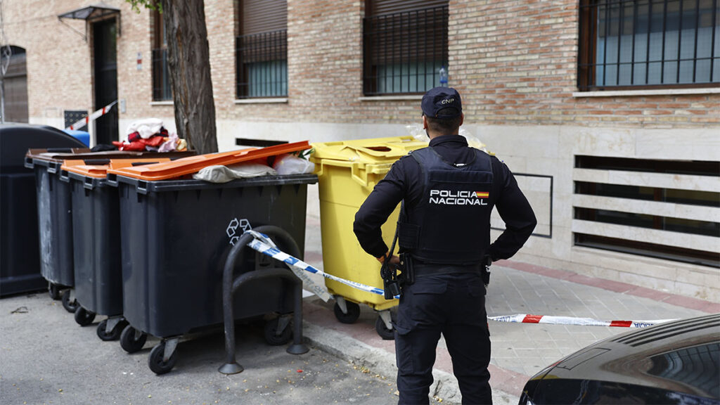 El bebé hallado entre la basura en Madrid murió por asfixia y tenía solo unos días de vida
