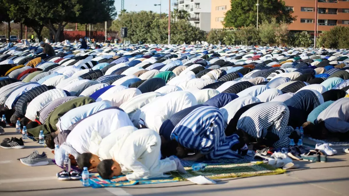 Los musulmanes celebran la fiesta del Fin del Ramadán, a 10 de abril de 2024, en Almería.