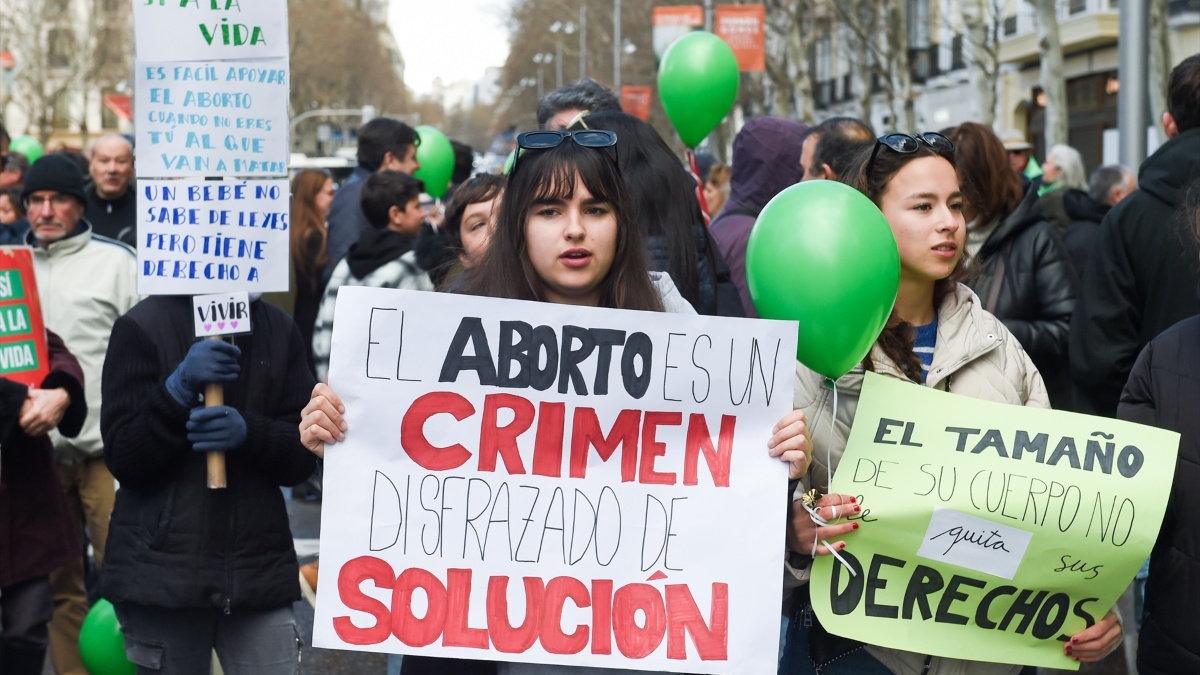 Varias personas protestan con carteles durante la marcha por la vida, a 10 de marzo de 2024, en Madrid (España).