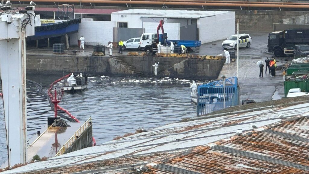 Un barco de Liberia vierte al mar miles de litros de fueloil en el puerto de Ceuta