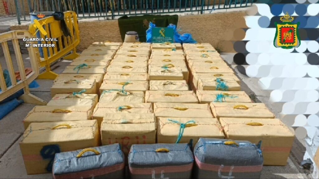 Siete detenidos tras interceptarse una narcolancha con 1.700 kilos de hachís en Tenerife