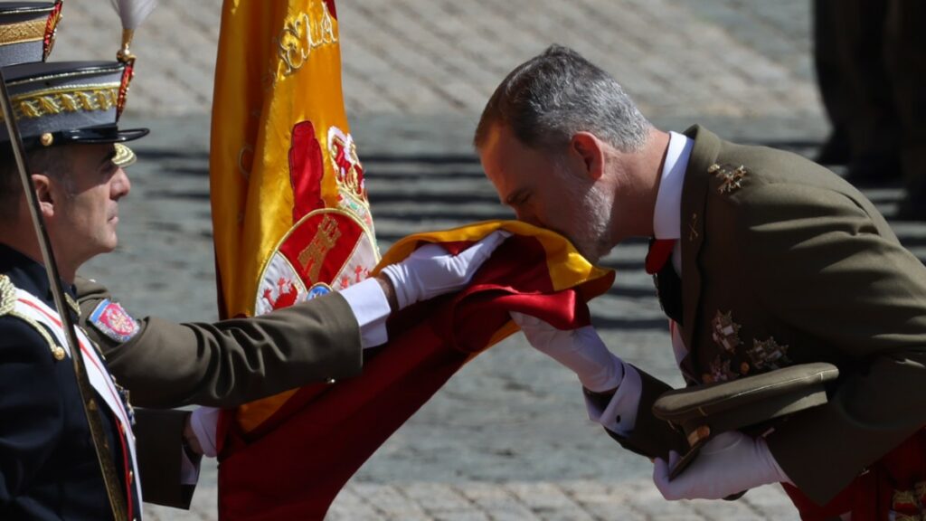 Felipe VI vuelve a jurar bandera 40 años después en Zaragoza con la princesa Leonor de testigo