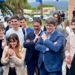 El portavoz de Junts, Josep Rius, y el candidato de Junts+ a las elecciones catalanas, Carles Puigdemont, con miembros de la Joventut Nacionalista de Catalunya (JNC).