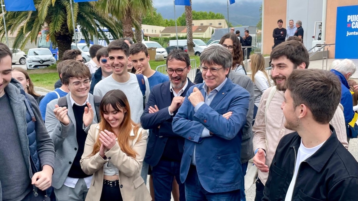 El portavoz de Junts, Josep Rius, y el candidato de Junts+ a las elecciones catalanas, Carles Puigdemont, con miembros de la Joventut Nacionalista de Catalunya (JNC).