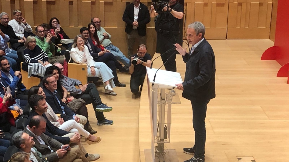 El expresidente del Gobierno José Luis Rodríguez Zapatero en un mitin del PSC en Girona
