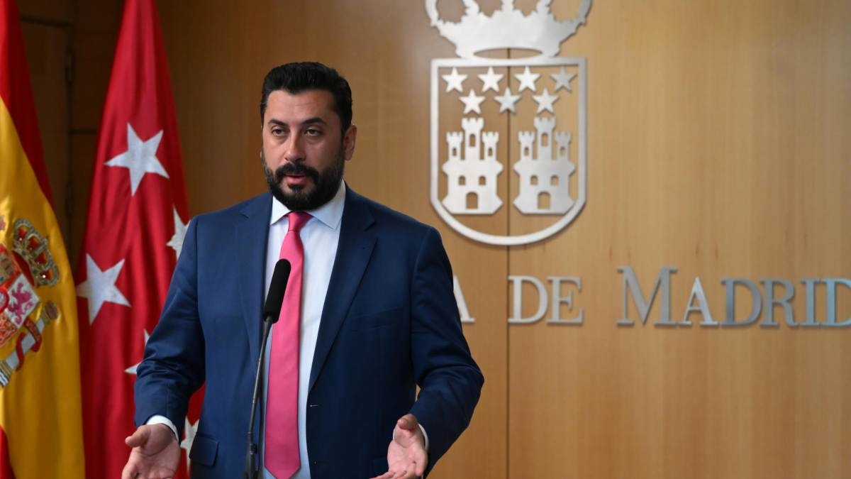 El portavoz popular en la Asamblea de Madrid, Carlos Díaz-Pache, hace una declaración a la prensa en el marco del pleno de la Asamblea de Madrid este jueves