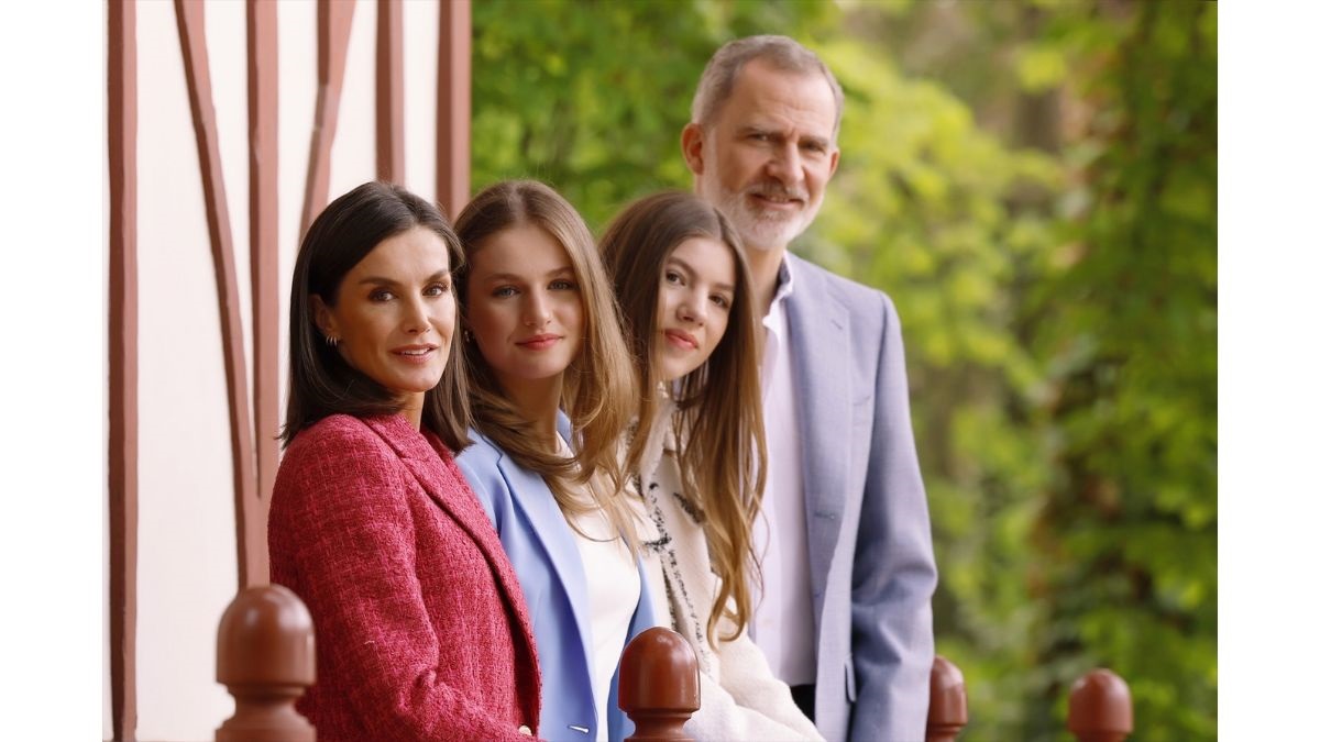 Los reyes Felipe y Letizia posan con sus hijas en los jardines del Moro del Palacio Real