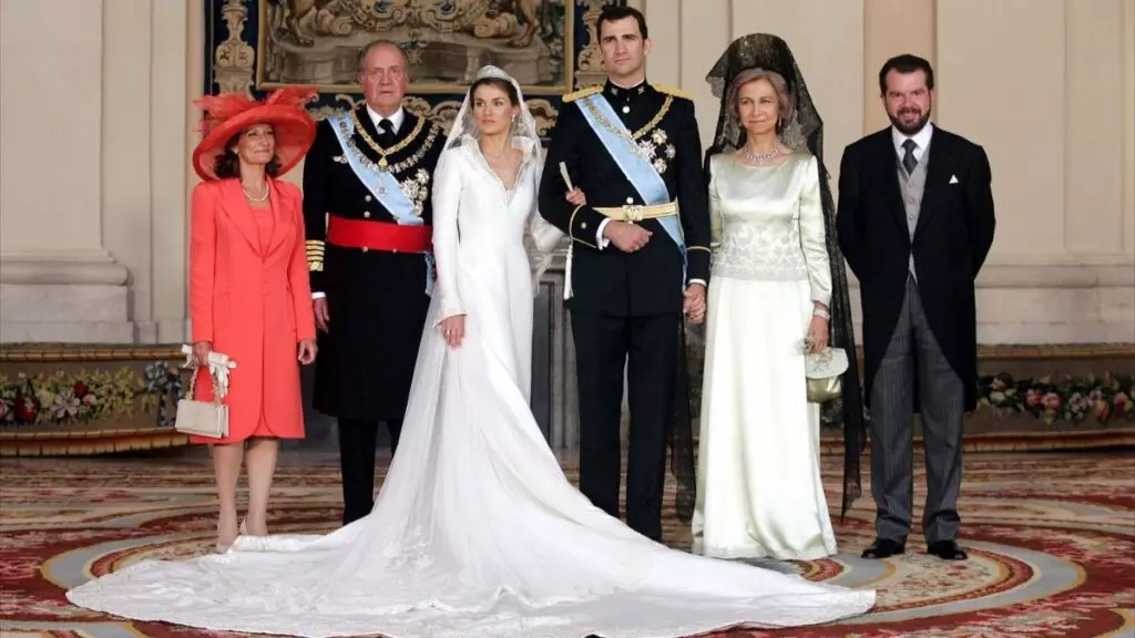 Los reyes Felipe y Letizia el día de su boda junto a Paloma Rocasolano, el rey Juan Carlos I, la reina Sofía y Jesús Ortiz