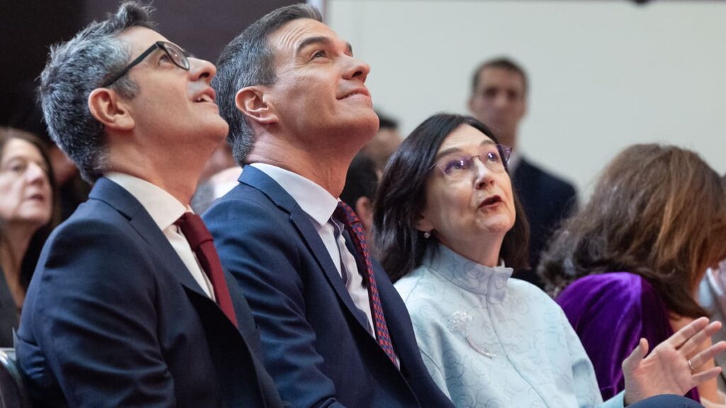 (I-D) Félix Bolaños, Pedro Sánchez y Cani Fernández, presidenta de la CNMC.