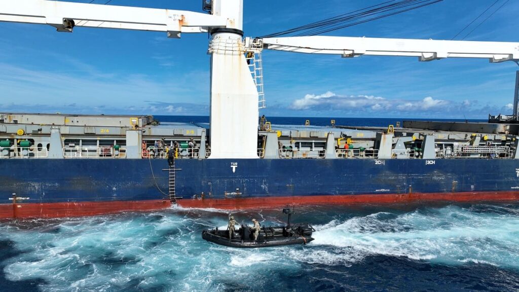 Imagen de la intervención de la Armada española ante el buque secuestrado por piratas