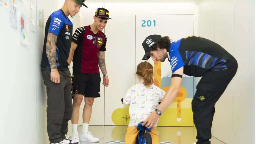 Pilotos de MotoGP y Moto2 visitan el Hospital Universitari Dexeus y donan 'minibikes' a los pacientes pediátricos